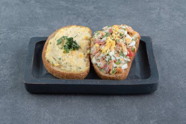 Salatalı ekmek ve siyah tabakta yumurta. Yüksek kalite fotoğraf