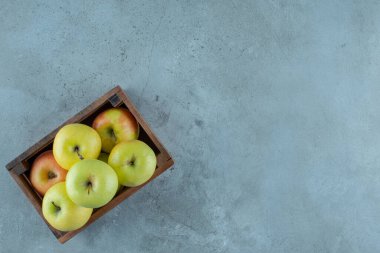 Mermer arka planda bir kutu taze elma. Yüksek kalite fotoğraf