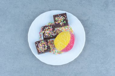 Beyaz tabakta ev yapımı taze kurabiyeli çikolatalı gofretler. Yüksek kalite fotoğraf