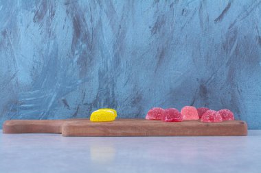 Renkli şekerlerle dolu ahşap bir kesme tahtası. Yüksek kalite fotoğraf