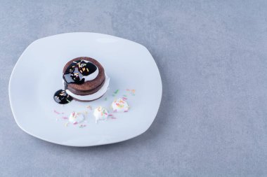 Renkli çikolata soslu, beyaz bir kurabiye tabağı. Yüksek kalite fotoğraf