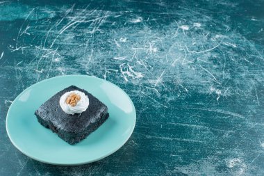 Mavi tabakta bir parça kek. Yüksek kalite fotoğraf