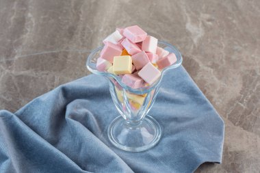 Kübik şekerlerle dolu bir dondurma bardağı. Yüksek kalite fotoğraf