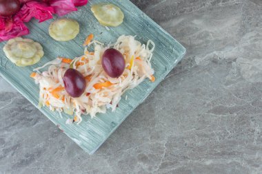 Ev yapımı turşu. Palmiye ve yeşil köfte kabaklı lahana turşusu. Yüksek kalite fotoğraf