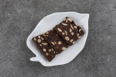 Gri arka planda beyaz tabakta bir yığın pasta dilimi. Yüksek kalite fotoğraf