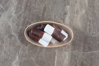 Tabakta iki renkli şekerler, mavi arka planda. Yüksek kalite fotoğraf