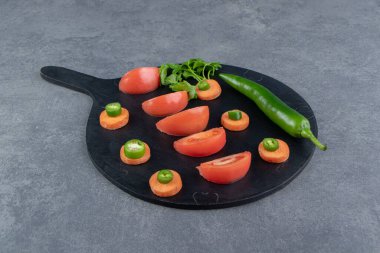 Kesme tahtasında dilimlenmiş olgun sebzeler. Yüksek kalite fotoğraf