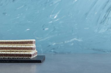 Kesme tahtasında çıtır vanilyalı waffle. Yüksek kalite fotoğraf