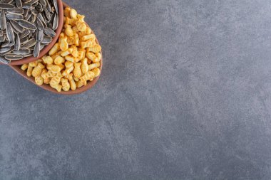 Ay çekirdeği ve kraker balığı mermer arka planda, kil kaselerde. Yüksek kalite fotoğraf