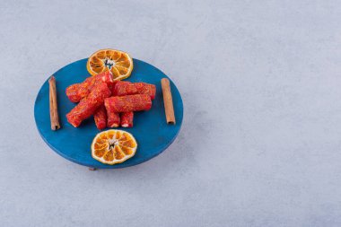 Mavi tahtada fındıklı ve tarçınlı kurutulmuş meyve hamuru. Yüksek kalite fotoğraf