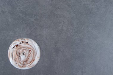 Kremalı bir bardak şekerli milkshake. Yüksek kalite fotoğraf