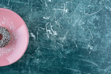 Mavi arka planda bir tabak çikolatalı çörek. Yüksek kalite fotoğraf