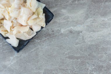 Siyah tabakta konserve beyaz lahana resmi. Yüksek kalite fotoğraf