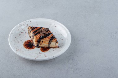 Beyaz tabağa yerleştirilmiş çikolatalı tatlı. Yüksek kalite fotoğraf