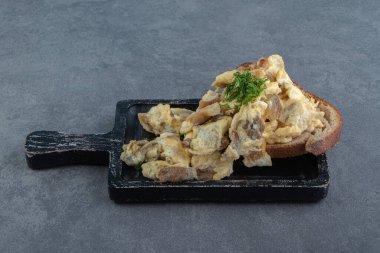 Siyah tahtada dilimlenmiş etli sahanda yumurta. Yüksek kalite fotoğraf