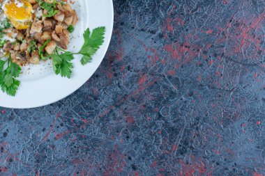 Otlu beyaz bir tabak sahanda yumurta. Yüksek kalite fotoğraf