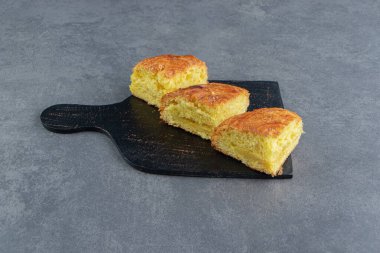 Karanlık tahtada dilimlenmiş taze hamur işi. Yüksek kalite fotoğraf