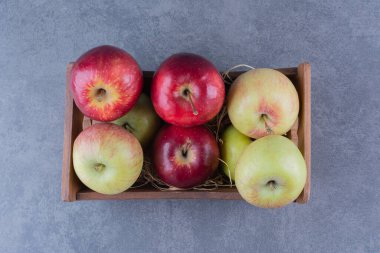 Olgun elmalar kutuda, mermer arka planda. Yüksek kalite fotoğraf