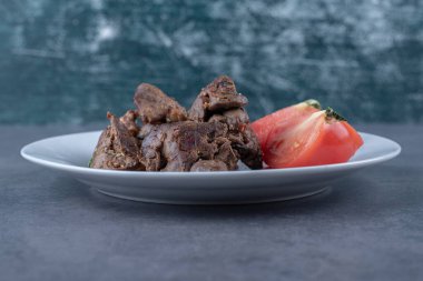 Beyaz tabakta ızgara biftek kebabı ve domates. Yüksek kalite fotoğraf