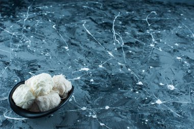 Geleneksel Türk pamuk şekeri kasede, mavi arka planda. Yüksek kalite fotoğraf