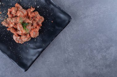 Siyah tabakta marine edilmiş kebap parçaları. Yüksek kalite fotoğraf