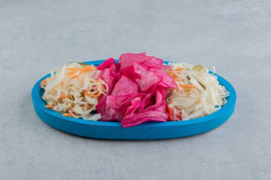 Ahşap tepside, mermer arka planda karışık sebzeler. Yüksek kalite fotoğraf