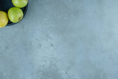 Yeşil elmalar bir tavada, mermer arka planda. Yüksek kalite fotoğraf