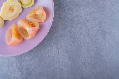 Mor tabakta konserve domates dilimlerinin üst görüntüsü. Yüksek kalite fotoğraf