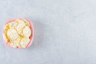 Taş zeminde pembe bir kase lezzetli pirinç keki. Yüksek kalite fotoğraf