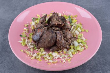 Pembe tabakta leziz ızgara kebap. Yüksek kalite fotoğraf