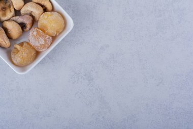 Beyaz kaseye yerleştirilmiş bir avuç kurutulmuş incir. Yüksek kalite fotoğraf