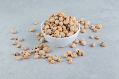 Lezzetli yuvarlak yiyeceklerle dolu beyaz bir fincan. Yüksek kalite fotoğraf.