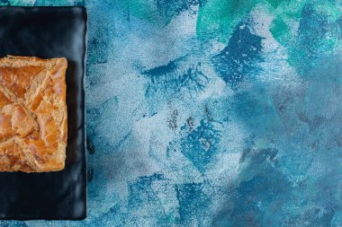 Mermer zemin üzerinde Gürcistan Penovani Khachapuri katmanı var. Yüksek kalite fotoğraf