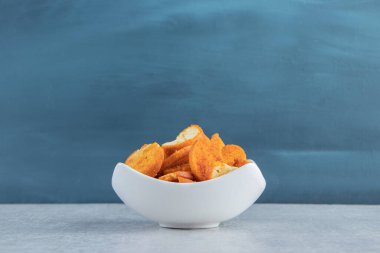 Beyaz kase, arka planda kurumuş kuru kabuklar. Yüksek kalite fotoğraf