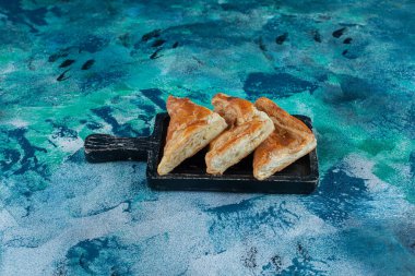 Su böreği tahtada, mermer zeminde. Yüksek kalite fotoğraf