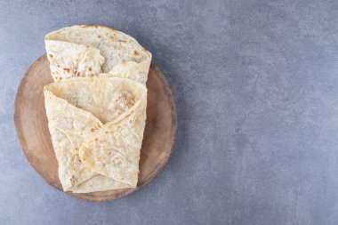 Lavaş ekmeği tahtada, mermer arka planda. Yüksek kalite fotoğraf