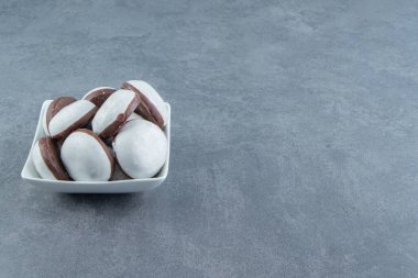 Beyaz kasede lezzetli jöleli bisküviler. Yüksek kalite fotoğraf