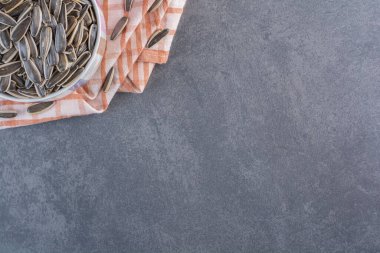 Havlunun üzerinde, mermer zemin üzerinde, kabuksuz ayçiçeği tohumları. Yüksek kalite fotoğraf