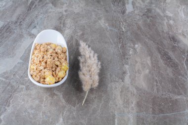 Beyaz bir tabak dolusu sağlıklı lezzetli mısır gevreği. Yüksek kalite fotoğraf