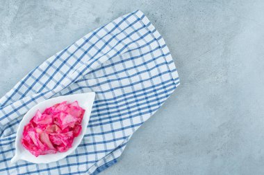 Kırmızı mayalanmış lahana turşusu, mavi arka planda, bir kasede. Yüksek kalite fotoğraf