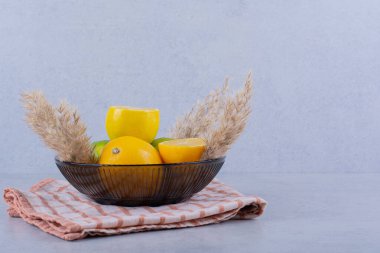 Taş zeminde taze sulu limonlar. Yüksek kalite fotoğraf