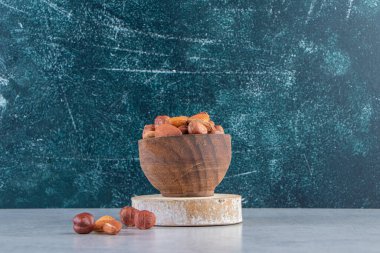 Tahta kasede kurutulmuş meyve ve fındık çeşitleri. Yüksek kalite fotoğraf