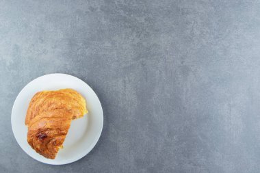 Beyaz tabakta ev yapımı hamur işi. Yüksek kalite fotoğraf