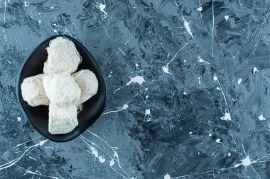 Geleneksel Türk pamuk şekeri kasede, mavi arka planda. Yüksek kalite fotoğraf