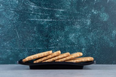 Taş zemine yerleştirilmiş siyah lezzetli bisküviler. Yüksek kalite fotoğraf