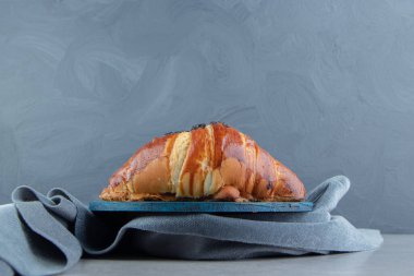 Mavi tahtaya çikolata serpiştirilmiş taze kruvasan. Yüksek kalite fotoğraf