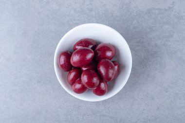 Mermer zemin üzerinde nefis turşulu erik.