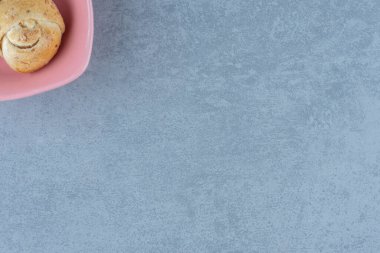 Gri arka planda köşede taze ev yapımı kurabiye var.