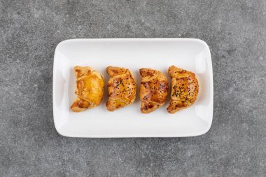 Taze ev yapımı kurabiyelerin üst görüntüsü. Beyaz tabakta. Yüksek kalite fotoğraf