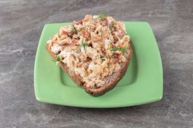 Yeşil tabakta çırpılmış yumurtalı tost. Yüksek kalite fotoğraf